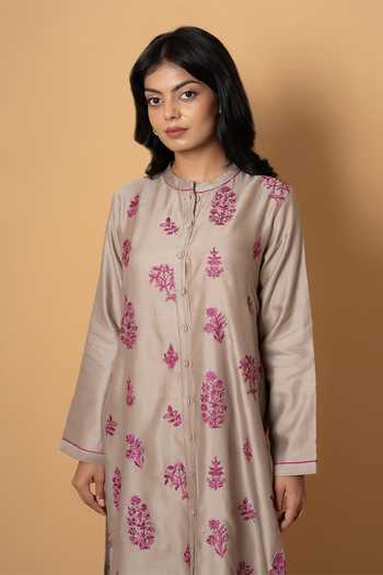 Shop Kameez Beige Chanderi, Cotton Mandarin Collar, Gardenia Embroidered Kurta And Pant Set Online at Aza Fashions Shop_Kameez_Beige Chanderi, Cotton Mandarin Collar, Gardenia Embroidered Kurta And Pant Set _Online_at_Aza_Fashions