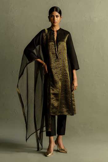 Charkhee Stripe Pattern Kurta Set 