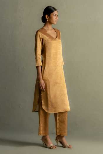 Charkhee_Gold Tissue, Chanderi V-neck Kurta Set _Online_at_Aza_Fashions