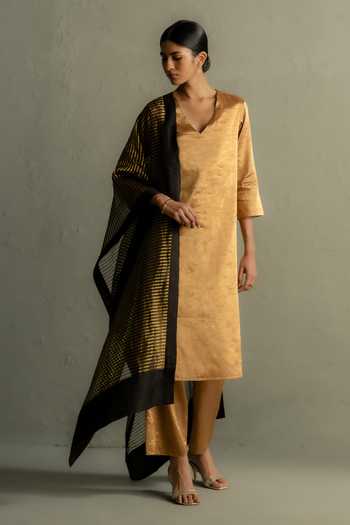 Buy_Charkhee_Gold Tissue, Chanderi V-neck Kurta Set _Online_at_Aza_Fashions