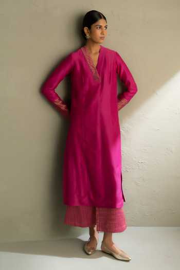 Charkhee Pink Chanderi, Tissue, Cotton, Organza V-neck Ojas Fuschia Kurta Pant Set Online at Aza Fashions Charkhee_Pink Chanderi, Tissue, Cotton, Organza V-neck Ojas Fuschia Kurta Pant Set _Online_at_Aza_Fashions