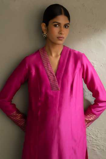 Buy Charkhee Pink Chanderi, Tissue, Cotton, Organza V-neck Ojas Fuschia Kurta Pant Set Buy_Charkhee_Pink Chanderi, Tissue, Cotton, Organza V-neck Ojas Fuschia Kurta Pant Set