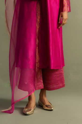 Shop Charkhee Pink Chanderi, Tissue, Cotton, Organza V-neck Ojas Fuschia Kurta Pant Set Shop_Charkhee_Pink Chanderi, Tissue, Cotton, Organza V-neck Ojas Fuschia Kurta Pant Set