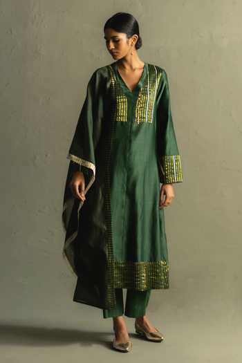Charkhee_Green Chanderi, Tissue, Cotton V-neck, Yes Embroidered Kurta Set _Online_at_Aza_Fashions
