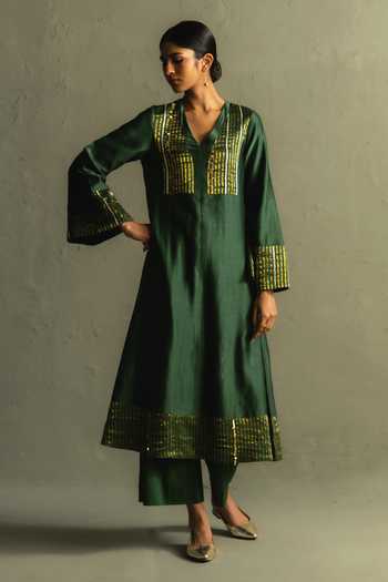 Buy_Charkhee_Green Chanderi, Tissue, Cotton V-neck, Yes Embroidered Kurta Set _Online_at_Aza_Fashions
