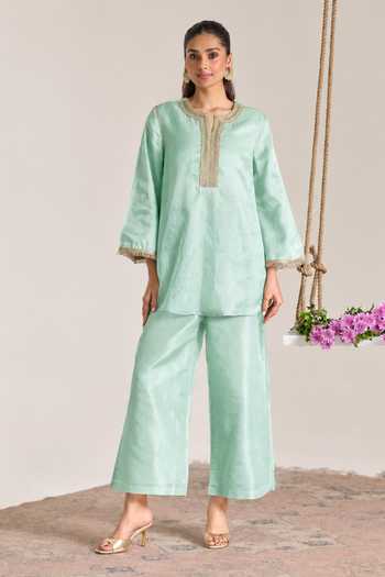Nero India Neckline Embroidered Kurta & Pant Set 