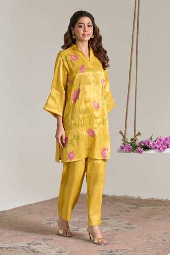 Nero India Yellow Tissue V-neck Floral Applique Work Kurta And Pant Set Online at Aza Fashions Nero India_Yellow Tissue V-neck Floral Applique Work Kurta And Pant Set _Online_at_Aza_Fashions