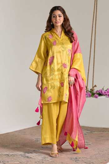 Shop Nero India Yellow Tissue V-neck Floral Applique Work Kurta And Pant Set Online at Aza Fashions Shop_Nero India_Yellow Tissue V-neck Floral Applique Work Kurta And Pant Set _Online_at_Aza_Fashions