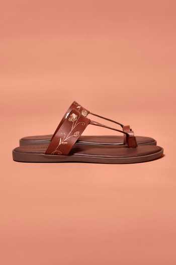 Dmodot Brown Leather Embroidery Pelle Chocro Ricamo Kolhapuri Flats Online at Aza Fashions Dmodot_Brown Leather Embroidery Pelle Chocro Ricamo Kolhapuri Flats_Online_at_Aza_Fashions