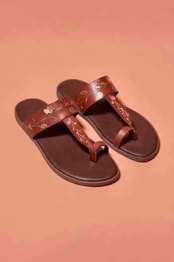 Buy Dmodot Brown Leather Embroidery Pelle Chocro Ricamo Kolhapuri Flats at Aza Fashions Buy_Dmodot_Brown Leather Embroidery Pelle Chocro Ricamo Kolhapuri Flats_at_Aza_Fashions