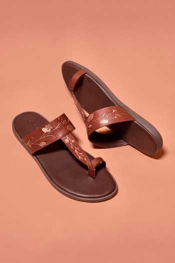 Shop Dmodot Brown Leather Embroidery Pelle Chocro Ricamo Kolhapuri Flats at Aza Fashions Shop_Dmodot_Brown Leather Embroidery Pelle Chocro Ricamo Kolhapuri Flats_at_Aza_Fashions