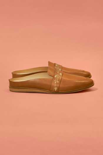 Dmodot Brown Hoffler Ricamo Cuoio Mules Online at Aza Fashions Dmodot_Brown Hoffler Ricamo Cuoio Mules _Online_at_Aza_Fashions