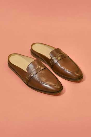 Dmodot Hoffler Ricamo Bruciato Bruno Mules 