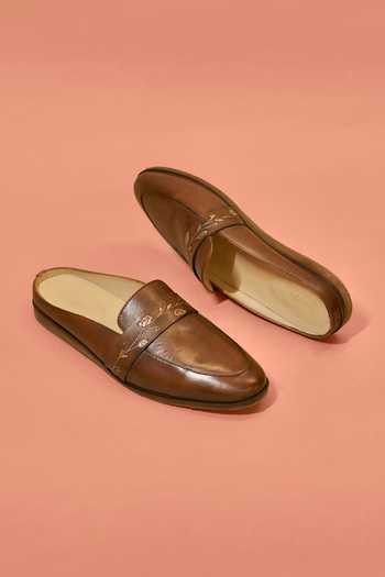 Dmodot Hoffler Ricamo Bruciato Bruno Mules 