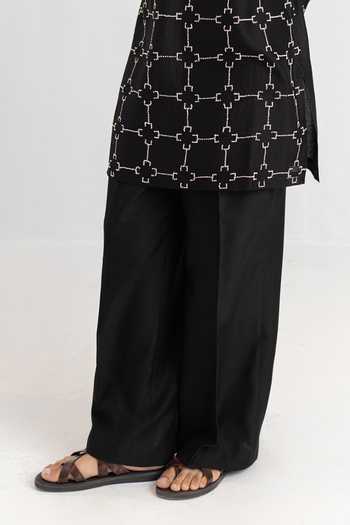 Wabi Sabi By Anshum-Ritesh_Black Chanderi Knotted Lattice Hand Embroidered Kurta Set _Online_at_Aza_Fashions