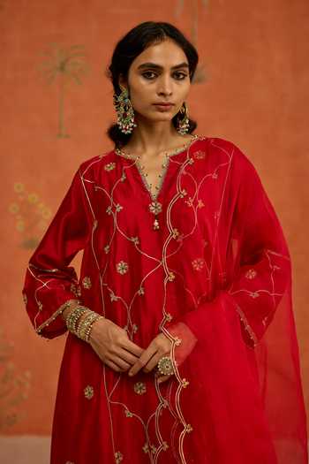 Shikha Mehta Red , Chanderi, Cotton, Organza V-neck Nitya Embroidered Kurta Pant Set at Aza Fashions Shikha Mehta_Red , Chanderi, Cotton, Organza V-neck Nitya Embroidered Kurta Pant Set _at_Aza_Fashions