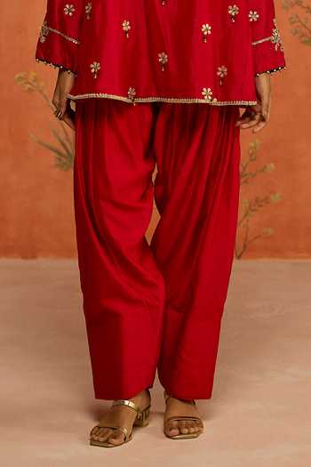 Shikha Mehta Red Silk, Chanderi V-neck, Yes Aarvi Straight Kurta And Pant Set Online at Aza Fashions Shikha Mehta_Red Silk, Chanderi V-neck, Yes Aarvi Straight Kurta And Pant Set _Online_at_Aza_Fashions