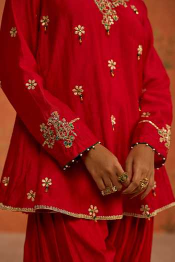 Shikha Mehta Red Silk, Chanderi V-neck, Yes Aarvi Straight Kurta And Pant Set at Aza Fashions Shikha Mehta_Red Silk, Chanderi V-neck, Yes Aarvi Straight Kurta And Pant Set _at_Aza_Fashions