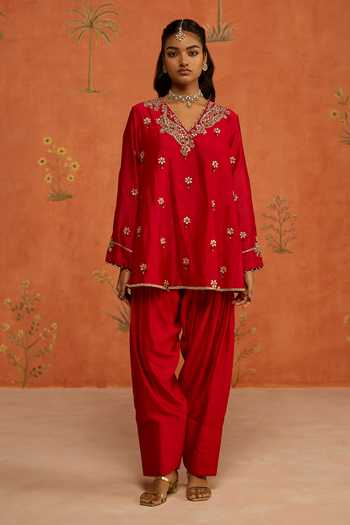 Buy Shikha Mehta Red Silk, Chanderi V-neck, Yes Aarvi Straight Kurta And Pant Set Buy_Shikha Mehta_Red Silk, Chanderi V-neck, Yes Aarvi Straight Kurta And Pant Set