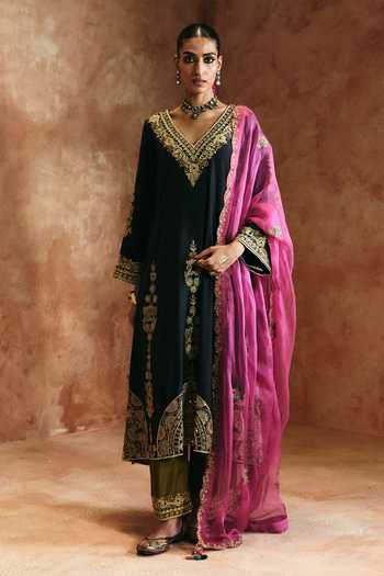 Aman Takyar Embroidered Straight Kurta Set