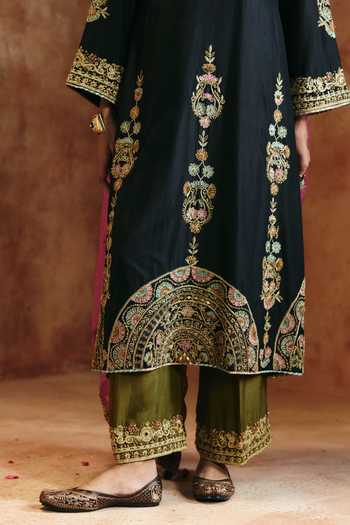 Aman Takyar Black Silk, Organza, Dupion V-neck Embroidered Straight Kurta Set at Aza Fashions Aman Takyar_Black Silk, Organza, Dupion V-neck Embroidered Straight Kurta Set _at_Aza_Fashions