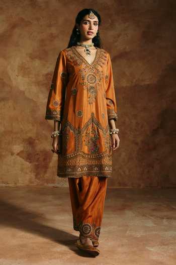 Buy_Aman Takyar_Orange Silk, Organza, Dupion V-neck Embroidered Straight Kurta Set _Online_at_Aza_Fashions