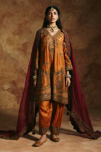 Aman Takyar Embroidered Straight Kurta Set