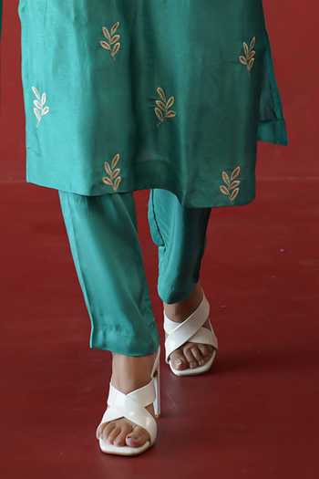 Masoomm Green Silk V-neck, Collared Neck, Yes Floral Embroidered Kurta Set Online at Aza Fashions Masoomm_Green Silk V-neck, Collared Neck, Yes Floral Embroidered Kurta Set _Online_at_Aza_Fashions