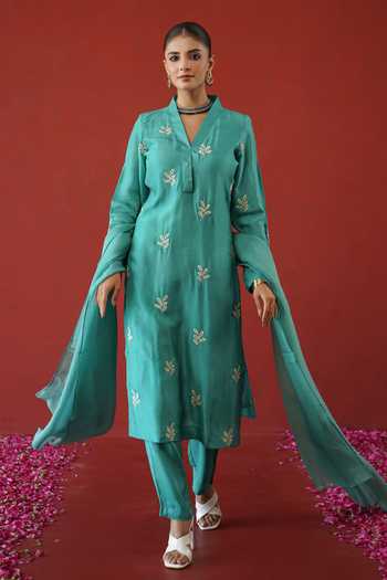 Buy Masoomm Green Silk V-neck, Collared Neck, Yes Floral Embroidered Kurta Set Buy_Masoomm_Green Silk V-neck, Collared Neck, Yes Floral Embroidered Kurta Set