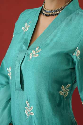 Shop Masoomm Green Silk V-neck, Collared Neck, Yes Floral Embroidered Kurta Set Shop_Masoomm_Green Silk V-neck, Collared Neck, Yes Floral Embroidered Kurta Set