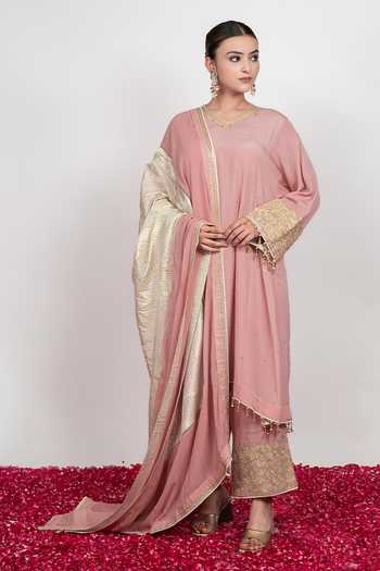 Daljit Sudan Pink Crepe, Georgette V-neck, Yes Powder Kurta Set With Striped Dupatta Online at Aza Fashions Daljit Sudan_Pink Crepe, Georgette V-neck, Yes Powder Kurta Set With Striped Dupatta _Online_at_Aza_Fashions