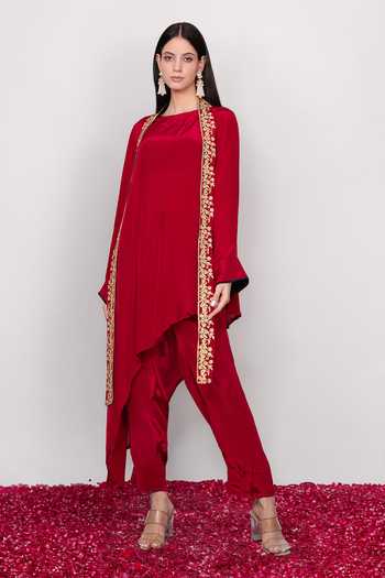 Daljit Sudan Asymmetric Cherry Kurta Set With Embroidered Stole 