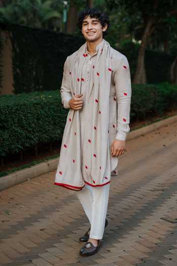 Un-Cuffed Embroidered Kurta Set With Stole 