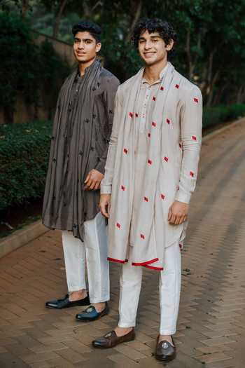 Un-Cuffed Embroidered Kurta Set With Stole 