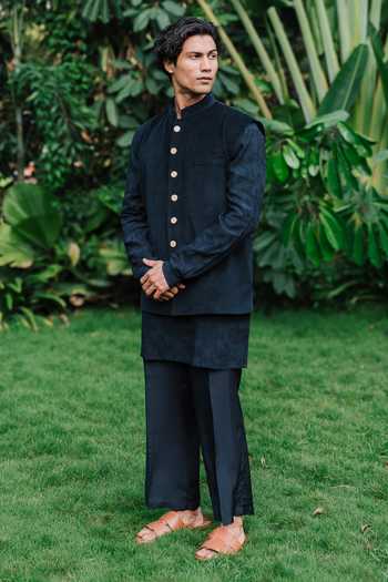 Un-Cuffed Woven Bundi & Kurta Set 