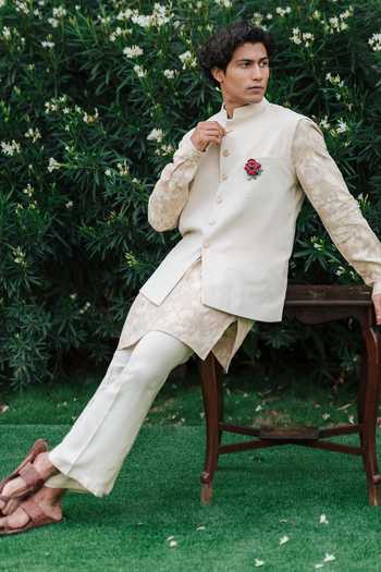 Un-Cuffed Woven Bundi & Kurta Set 