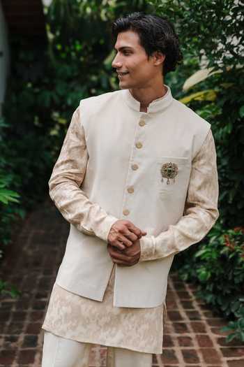 Un-Cuffed Woven Bundi & Kurta Set 