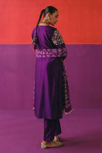 Pink City By Sarika Baingani Phool Embroidered Kurta Set 