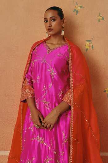 Pink City By Sarika_Pink Silk, Organza, Chanderi V-neck Gulabi Dhoop Embroidered Kurta Set _Online_at_Aza_Fashions