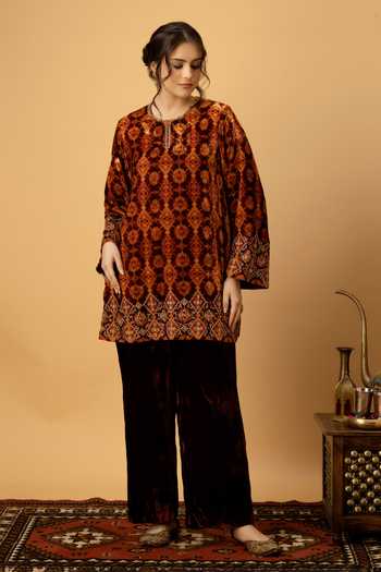Afriya Zar-e-Makhmal Maroon Short Kurta & Pant Set