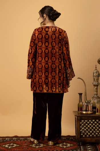 Afriya Zar-e-Makhmal Maroon Short Kurta & Pant Set
