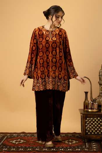 Buy_Afriya_Maroon Silk, Velvet Round Neck, Yes Zar-e-makhmal Short Kurta And Pant Set _Online_at_Aza_Fashions