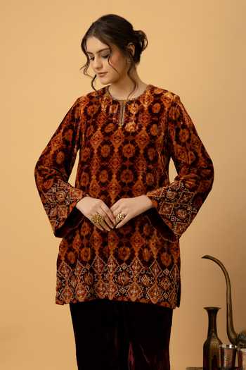 Afriya_Maroon Silk, Velvet Round Neck, Yes Zar-e-makhmal Short Kurta And Pant Set _at_Aza_Fashions