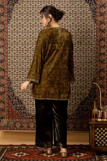 Afriya Zar-e-Makhmal Green Short Kurta & Pant Set