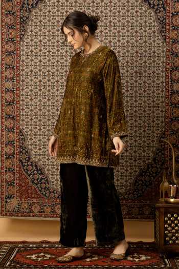 Afriya_Green Silk, Velvet Round Neck Zar-e-makhmal Short Kurta And Pant Set _Online_at_Aza_Fashions