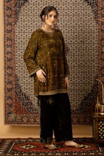 Buy_Afriya_Green Silk, Velvet Round Neck Zar-e-makhmal Short Kurta And Pant Set _Online_at_Aza_Fashions