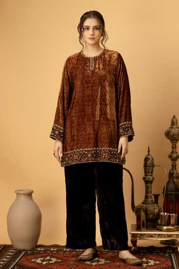 Afriya_Brown Velvet Round Neck, Yes Zar-e-makhmal Short Kurta And Pant Set _Online_at_Aza_Fashions
