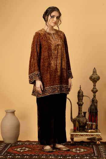 Afriya_Brown Velvet Round Neck, Yes Zar-e-makhmal Short Kurta And Pant Set _at_Aza_Fashions