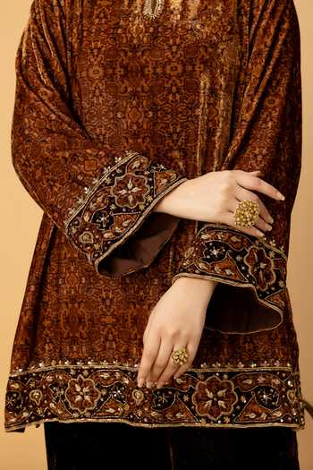 Buy_Afriya_Brown Velvet Round Neck, Yes Zar-e-makhmal Short Kurta And Pant Set 