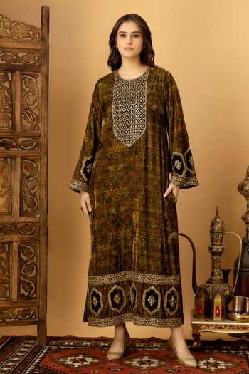 Afriya Green Silk, Velvet Round Neck Zar-e-makhmal Long Kaftan Online at Aza Fashions Afriya_Green Silk, Velvet Round Neck Zar-e-makhmal Long Kaftan _Online_at_Aza_Fashions